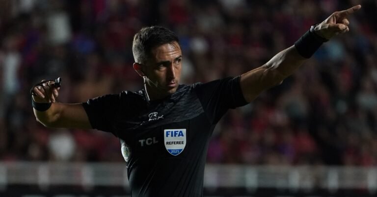 El árbitro Nazareno Arasa y el VAR Diego Ceballos, sancionados en forma exprés por la AFA tras perjudicar a Vélez: qué dice el comunicado