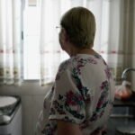 Tiene 88 años, quisieron hacerle "el cuento del tío", pero ella los engañó y logró que atraparan a los estafadores: el arresto fue transmitido en vivo