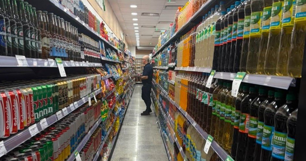 En julio se desaceleró la caída del consumo en supermercados: ¿cambia la tendencia?