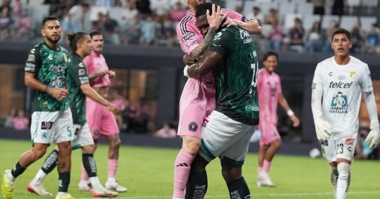 El emotivo gesto de Romaña con Lionel Messi cuando lo cruzó en el triunfo de León de México vs Inter Miami por la Leagues Cup
