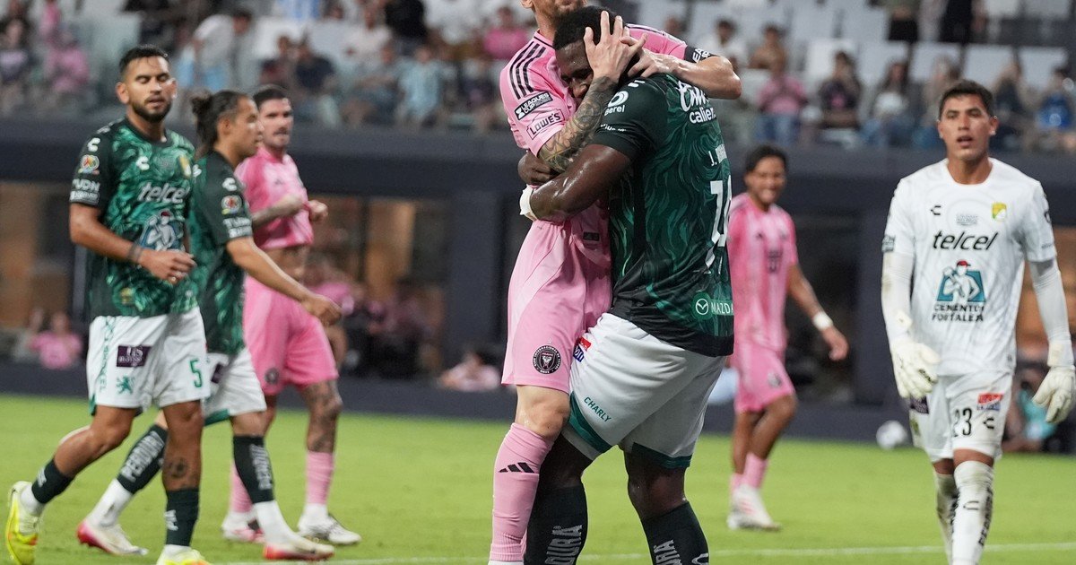 El emotivo gesto de Romaña con Lionel Messi cuando lo cruzó en el triunfo de León de México vs Inter Miami por la Leagues Cup