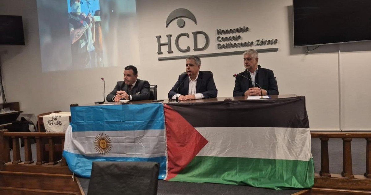 Escándalo en Zárate: el peronismo armó un acto pro Palestina en el Concejo Deliberante, embanderó el recinto, y hubo repudios