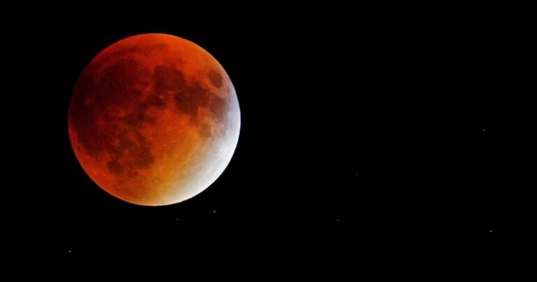 Eclipse lunar del 28 de agosto: por qué la Luna se teñirá de rojo, desde dónde se podrá ver y todo lo que tenés que saber