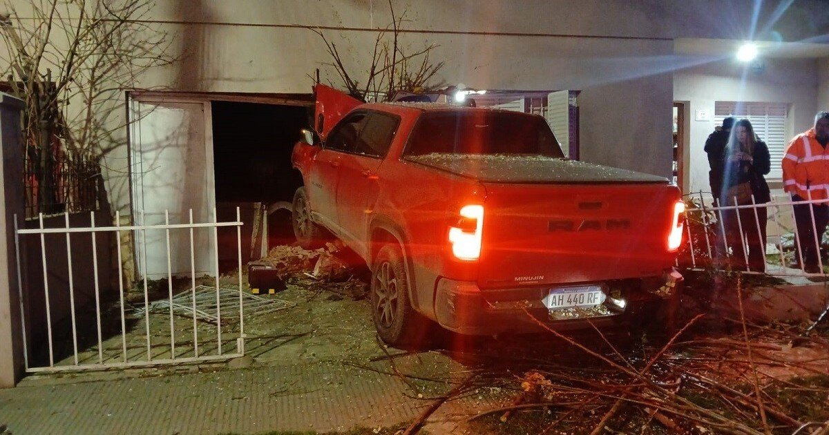 "No todos los días te despertás con una camioneta así": manejaba borracho e incrustó su vehículo contra el dormitorio de un jubilado