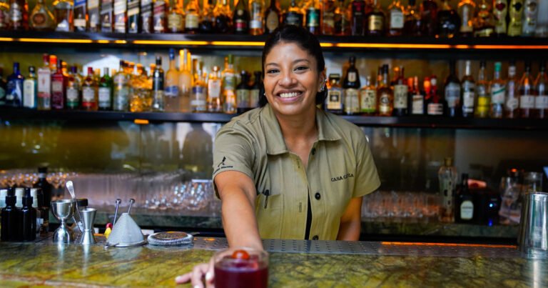 Flavia Arroyo, la bartender alquimista que recrea el sabor de un whisky o un vodka sin utilizar alcohol