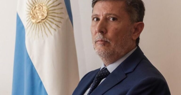 Sin tregua entre Karina Milei y Santiago Caputo: la bicameral de Inteligencia de Pareja se prepara para recibir al jefe de la SIDE