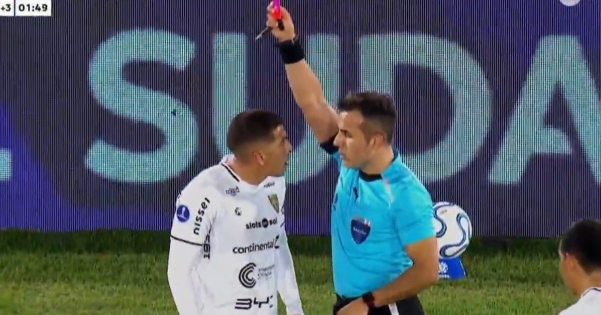 "Que no esperen mi disculpa, porque eso es de cagón": el delantero del Deportivo Recoleta que le dio un codazo a Flores habló sobre su expulsión ante Boca