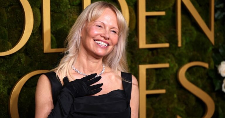 Pamela Anderson, actriz de 59 años: “A veces, cuando sonríes, no es porque estés feliz. Es porque eres fuerte”