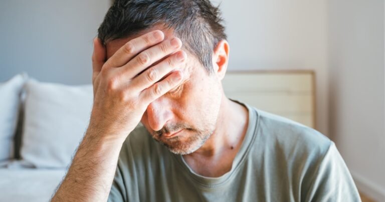 La psicología dice que los hombres profundamente infelices no parecen estarlo, sino que la angustia masculina a menudo se manifiesta como enojo, exceso de trabajo o abuso del alcohol