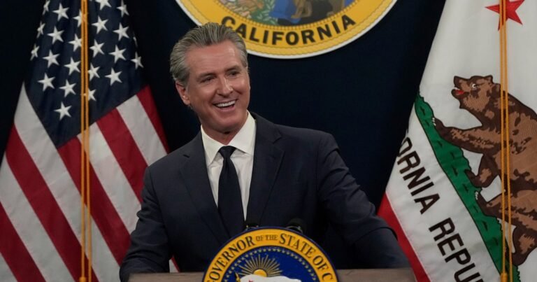 Newsom destina 2.500 millones dólares para modernizar carreteras, puentes y transporte público en California