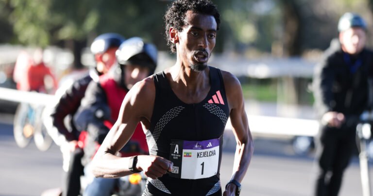 El etíope Yomif Kejelcha ganó la media maratón de Buenos Aires y marcó un nuevo récord mundial