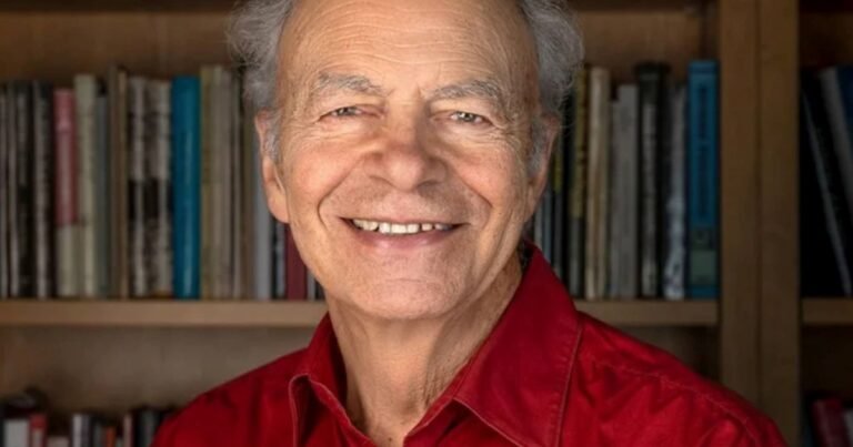 Peter Singer, filósofo australiano, lo advirtió a sus 64 años: "La felicidad se amplía cuando nos preocupamos por los demás y actuamos éticamente"