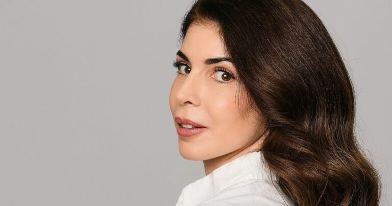 Ana Santamarina, experta dermatóloga: “Mezclar el protector solar sin color con otros productos puede alterar su fórmula y comprometer la protección solar”