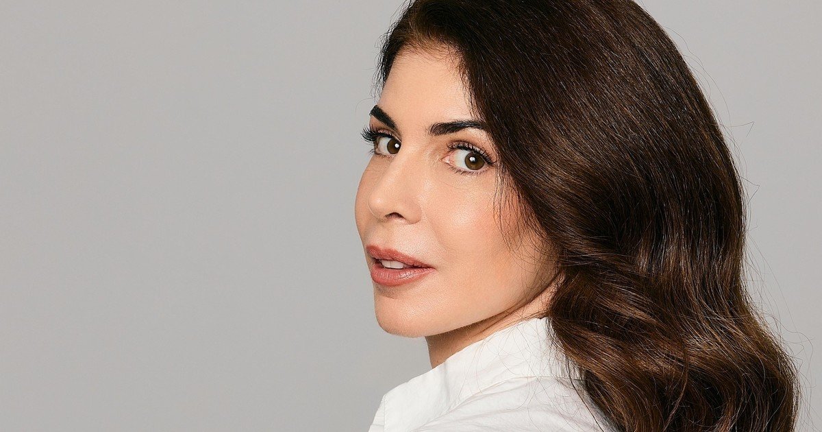 Ana Santamarina, experta dermatóloga: “Mezclar el protector solar sin color con otros productos puede alterar su fórmula y comprometer la protección solar”