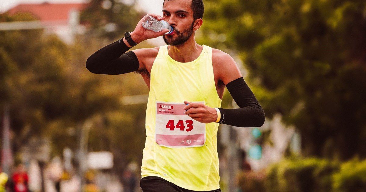 Pedro Manonelles, médico del deporte: "El objetivo es que el deportista beba el líquido que necesita. Durante una carrera larga, en una maratón, o una ultra, reponer los litros que se pierden es casi imposible"