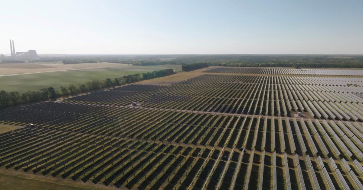La central eléctrica de carbón más grande de Minnesota llegó a quemar 30.000 toneladas diarias; sus cables actuales ahora transportan 710 MW provenientes de 1,7 millones de paneles solares que abastecen de energía a unos 150.000 hogares