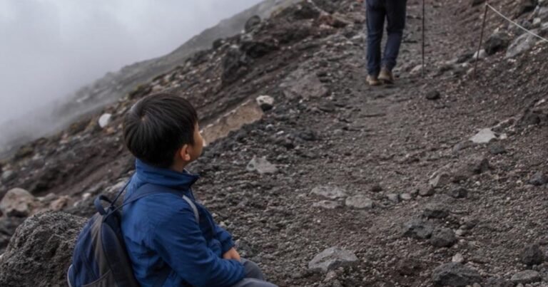 Un padre abandonó a su hijo de 7 años en el Monte Fuji y continuó el ascenso con su hijo mayor: debió volver cuando intervino la policía