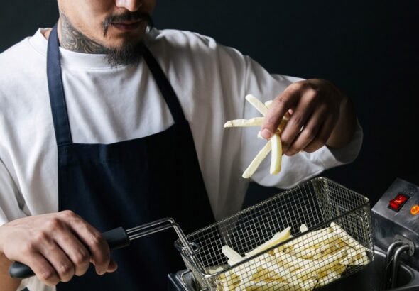 El truco del vinagre al hervir papas que cada vez usan más cocineros