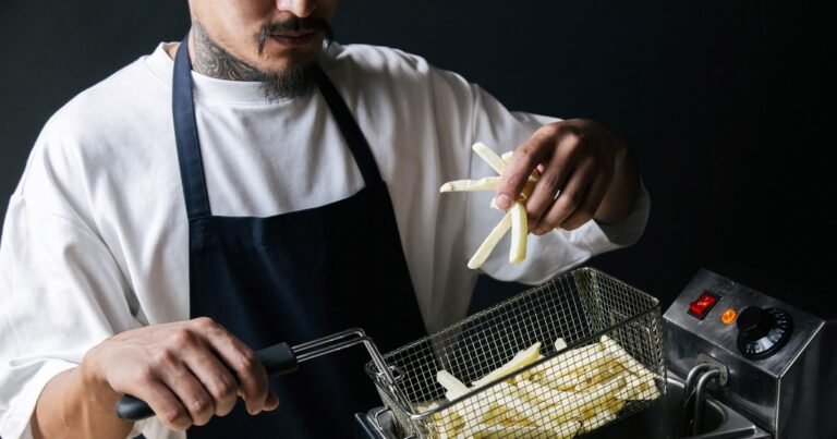El truco del vinagre al hervir papas que cada vez usan más cocineros