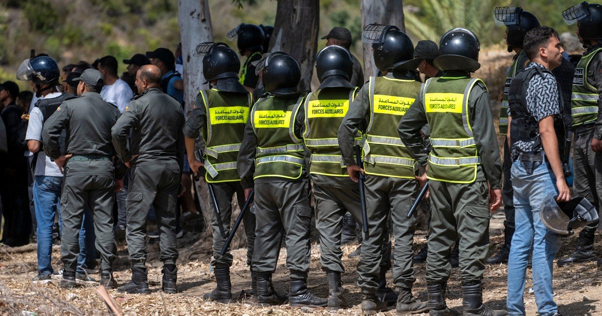 Un férreo cordón militar y un cambio de actitud de Marruecos: así se frenó un nuevo aluvión de migrantes en Ceuta
