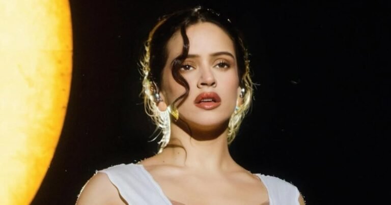 "Tremenda cagada" admitió Rosalía en su primer show en el Movistar Arena, con los ojos hinchados, como si hubiera llorado antes de salir a cantar