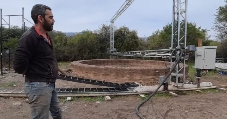 Agustín imprime casas de barro en 3D en 100 horas: "Podemos imprimir ductos de aire frío, de aire caliente, una estufa, muebles empotrados, interiores hasta maceteros"