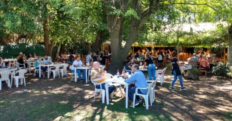 Tomás Jofré: el pueblo de 80 habitantes que explota feriados y fines de semana con 7.000 turistas que llegan solo por la comida