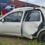 Un tren embistió a un auto con seis pasajeros que quedó varado en medio de las vías: una mujer quedó atrapada dentro del vehículo