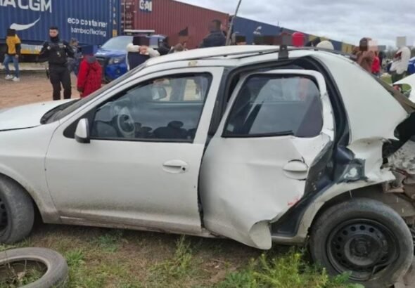 Un tren embistió a un auto con seis pasajeros que quedó varado en medio de las vías: una mujer quedó atrapada dentro del vehículo