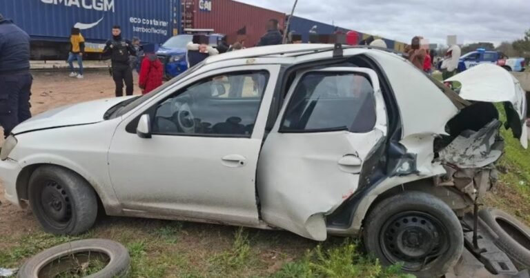 Un tren embistió a un auto con seis pasajeros que quedó varado en medio de las vías: una mujer quedó atrapada dentro del vehículo
