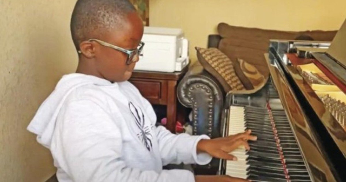 El niño con autismo y cirugías de corazón que recibió un piano de 15 mil dólares de regalo y ya lanzó un disco de música clásica