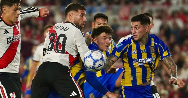 Nicolás Otamendi, el protagonista del primer tiempo de River: un gol en contra  que benefició a Rosario Central y un penal que el VAR corrigió