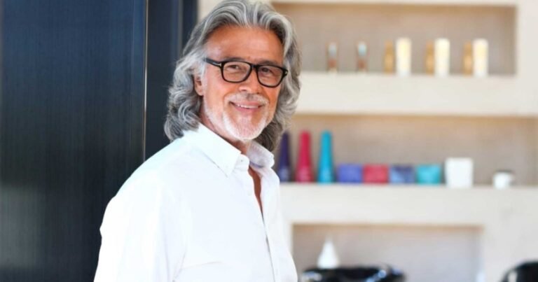 Alberto Cerdán, 71 años, peluquero: "Cuando el volumen empieza a bajar, un poco de champú en seco en la raíz suele ser suficiente para recuperar textura y elevación sin necesidad de volver a lavar el cabello"