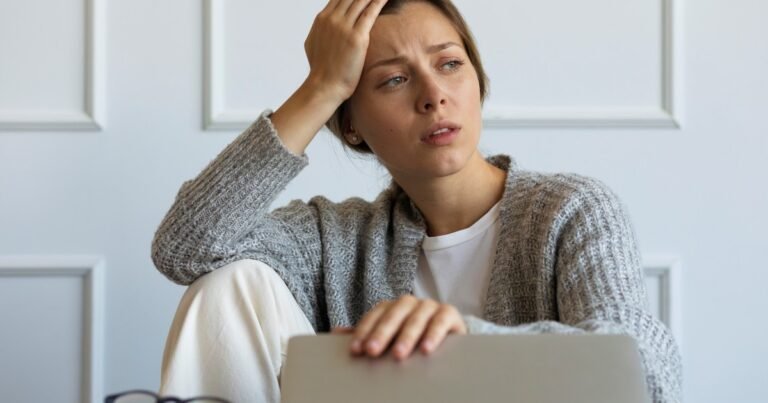 La psicología dice que si el perfeccionismo te lleva a pulir en lugar de terminar, la solución no es bajar tus estándares, sino una estrategia de decisión llamada satisfacción, y las personas que la utilizan están notablemente más felices con sus resultados