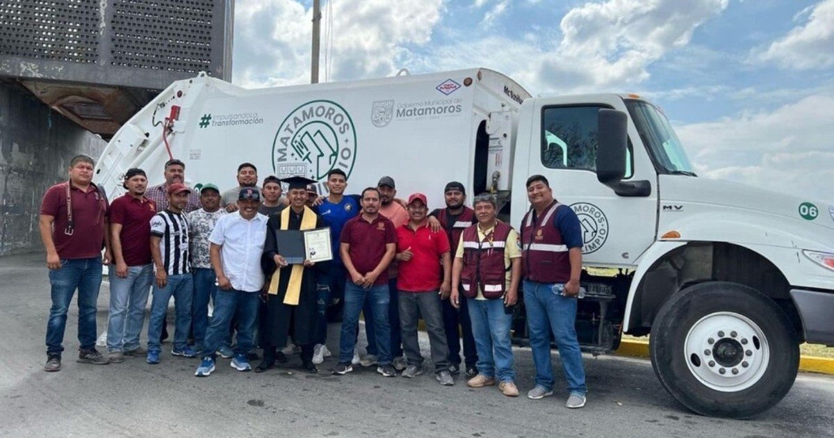 Un joven de 21 años, que empezó a conducir un camión de basura hace cinco años para pagarse la universidad, abandona su ceremonia de graduación de la facultad de derecho con su toga y posa con su diploma junto a su camión, al lado de sus compañeros conductores