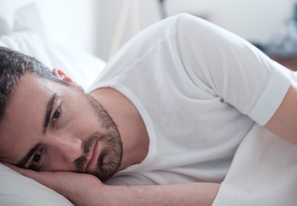 "Tengo 37 años y el mes pasado me di cuenta de que tengo 200 contactos en mi teléfono y ni una sola persona a la que pudiera llamar a las 2 de la mañana sin sentir que estaba molestando, y esa realidad me rompió algo en la cabeza"
