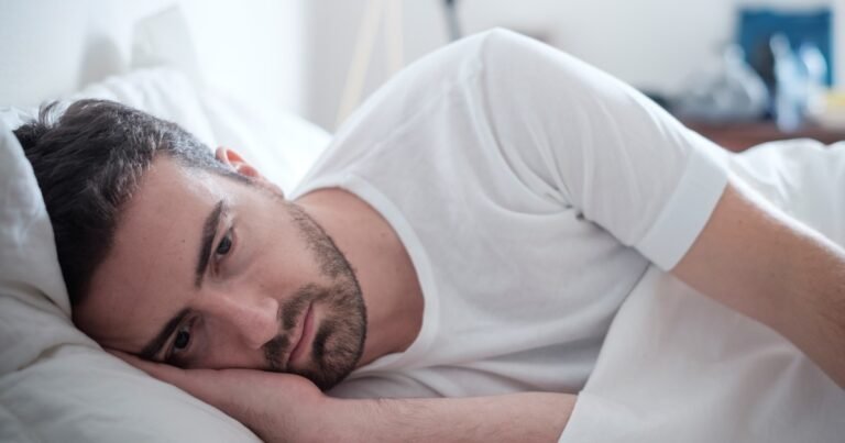 "Tengo 37 años y el mes pasado me di cuenta de que tengo 200 contactos en mi teléfono y ni una sola persona a la que pudiera llamar a las 2 de la mañana sin sentir que estaba molestando, y esa realidad me rompió algo en la cabeza"