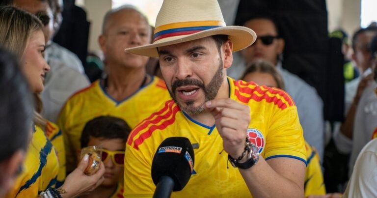 Quién es Abelardo De la Espriella, el libertario admirador de Javier Milei que asumió la presidencia de Colombia