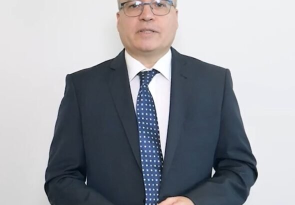Francisco José Tarazona, geriatra: “El miedo excesivo a caerse lleva a caminar de forma más rígida, reducir la actividad física y perder fuerza muscular”
