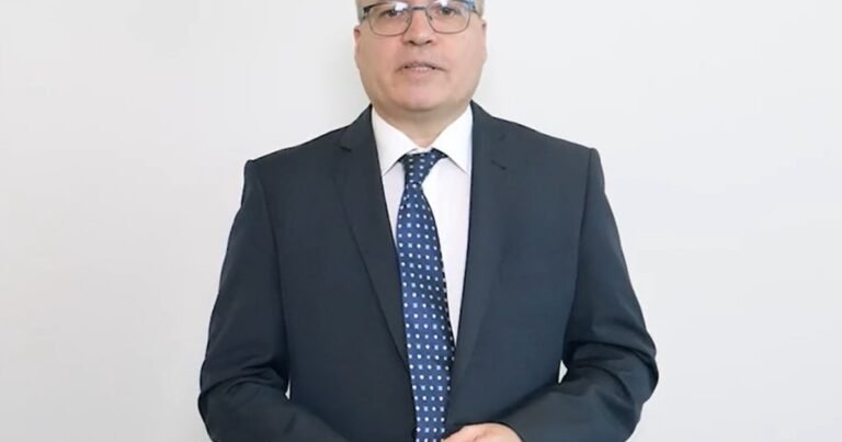 Francisco José Tarazona, geriatra: “El miedo excesivo a caerse lleva a caminar de forma más rígida, reducir la actividad física y perder fuerza muscular”