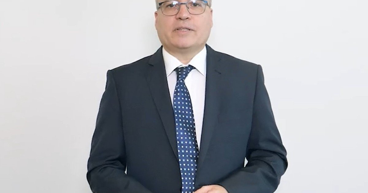 Francisco José Tarazona, geriatra: “El miedo excesivo a caerse lleva a caminar de forma más rígida, reducir la actividad física y perder fuerza muscular”