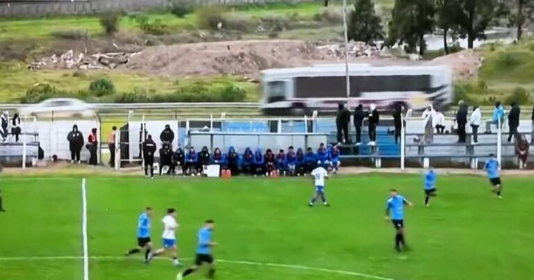 Insólito blooper en el fútbol uruguayo: rechazaron la pelota, cayó en la ruta y provocó un choque