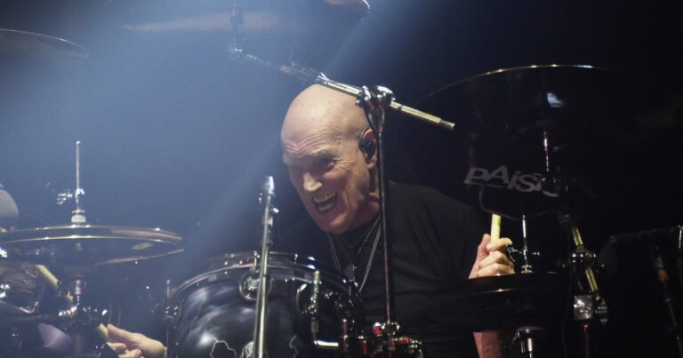 El histórico baterista de AC/DC Chris Slade anunció su retiro de los escenarios a los 79 años: el motivo