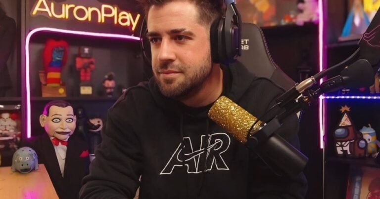 AuronPlay, youtuber, 37 años: "Recuerdo que cuando era pequeño acompañaba a mi mamá al trabajo. Iba a limpiar escaleras los fines de semana y me daba una fregona para que yo la ayudara"