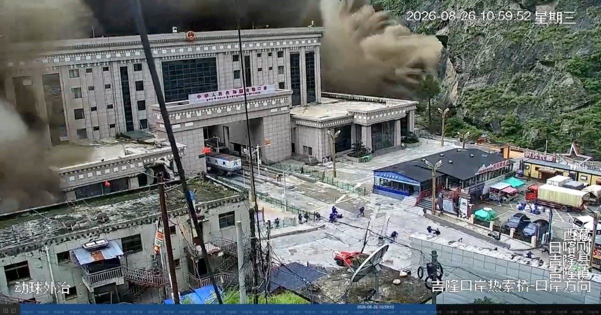 "Lo engulló": el importante edificio embestido por la riada en el video más impactante de la catástrofe en Nepal y el Tíbet