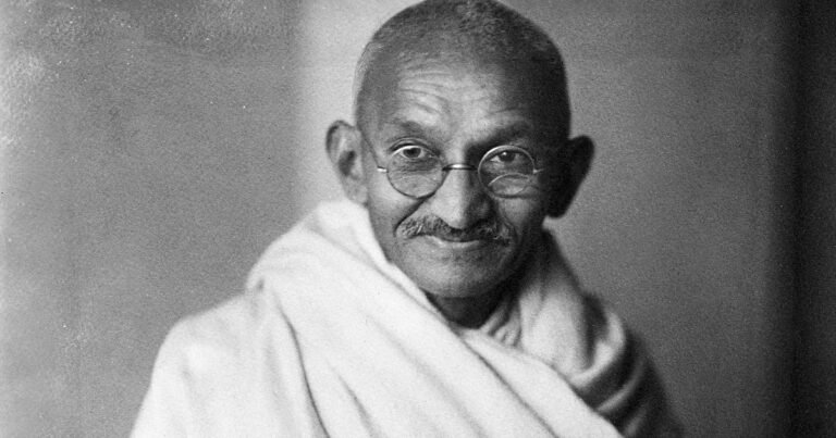 Mahatma Gandhi, pensador hindú, sobre la felicidad: "La felicidad no consiste en tener una vida sin dificultades, sino en mantener la paz incluso cuando aparecen"