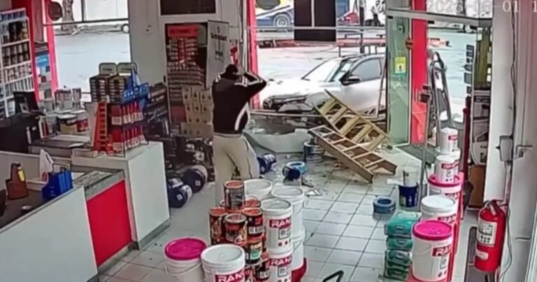 Por una mala maniobra chocó el auto contra una pinturería: el video del impacto y la reacción del empleado del local