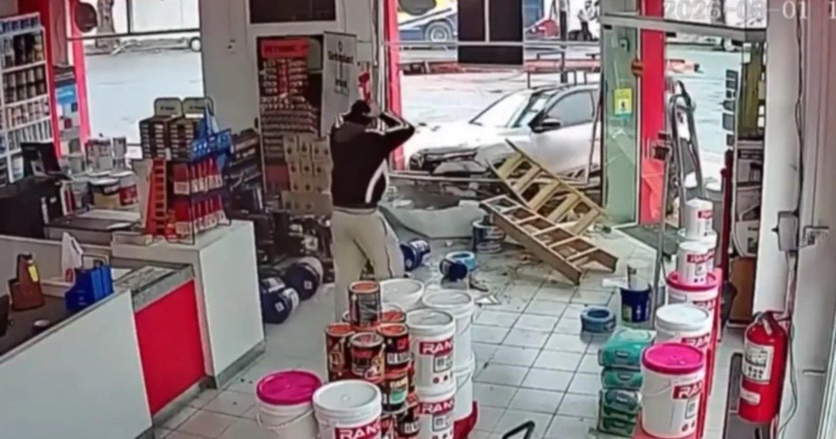 Por una mala maniobra chocó el auto contra una pinturería: el video del impacto y la reacción del empleado del local
