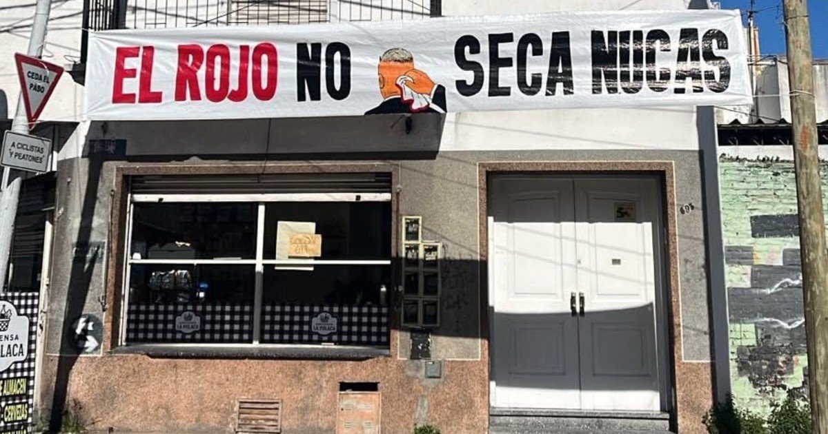 Arde la interna en Independiente: los carteles en contra del Kun Agüero y del "secanucas" de Tapia, Luciano Nakis