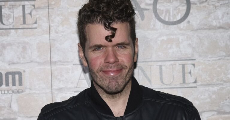 La familia de Perez Hilton aseguró que está grave y necesita cirugía tras autolesionarse en un vivo de TikTok